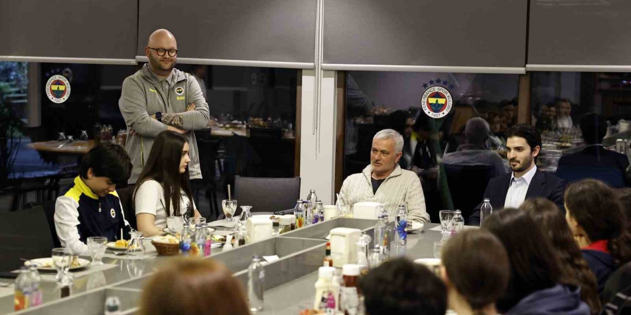 JOSE MOURİNHO, BURSİYER ÇOCUKLARLA İFTARDA BULUŞTU
