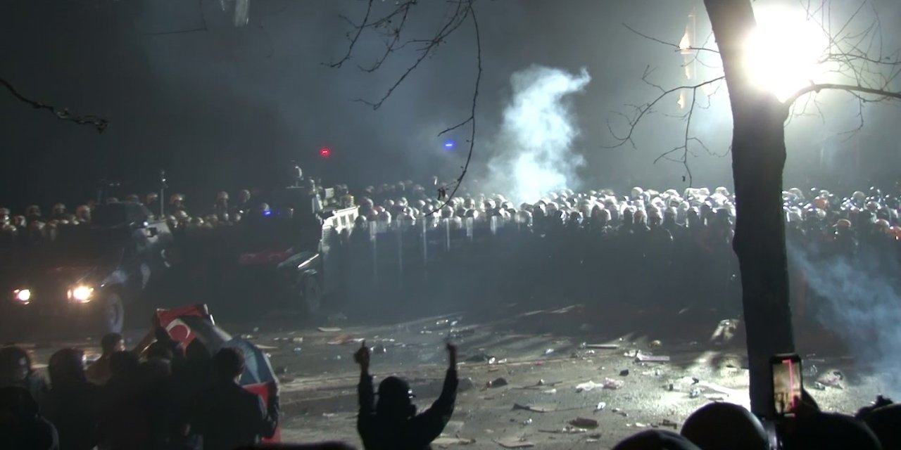 SARAÇHANE’DE TOPLANAN GÖSTERİCİLER POLİSE MEŞALE FIRLATTI