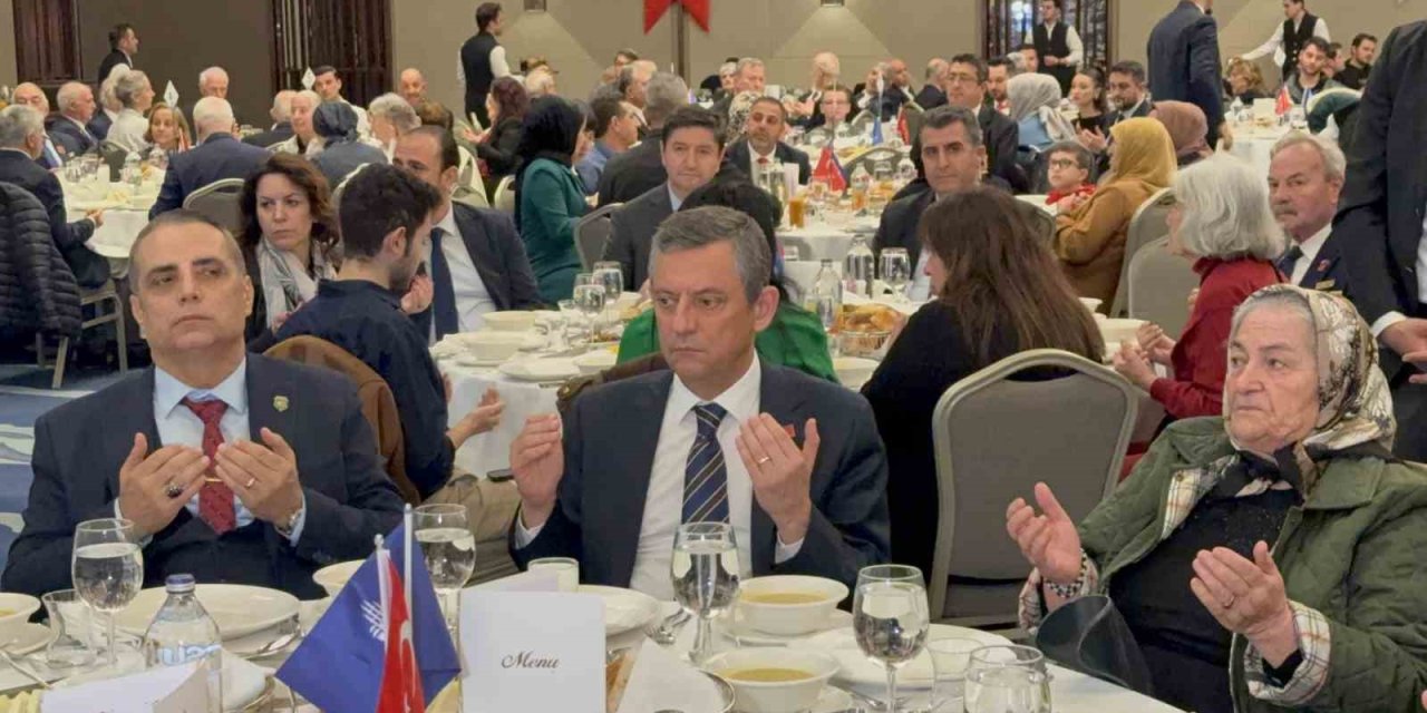 ÖZGÜR ÖZEL, ŞEHİT AİLELERİ VE GAZİLERLE İFTAR PROGRAMINDA BULUŞTU