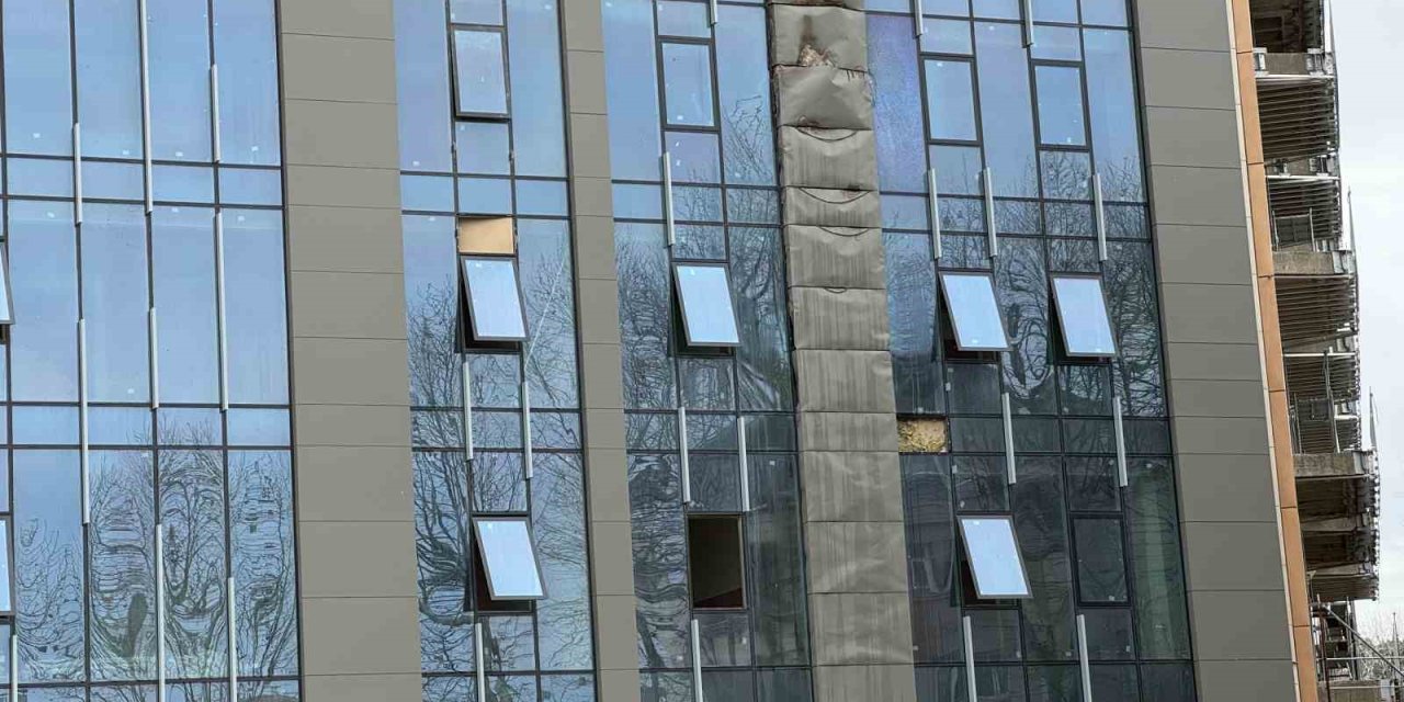 SARIYER’DE 35 YILDIR İNŞAATI DEVAM EDEN REZİDANSTA YANGIN