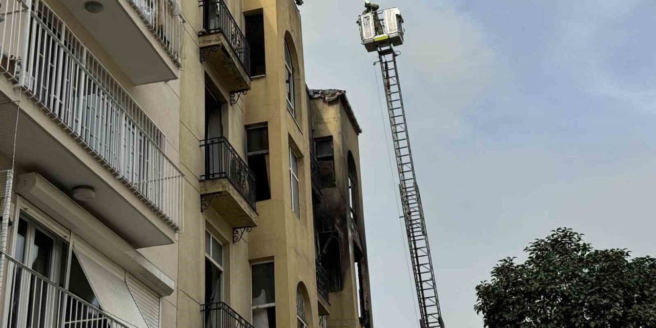 BEYOĞLU’NDA 5 KATLI METRUK BİNADA KORKUTAN YANGIN