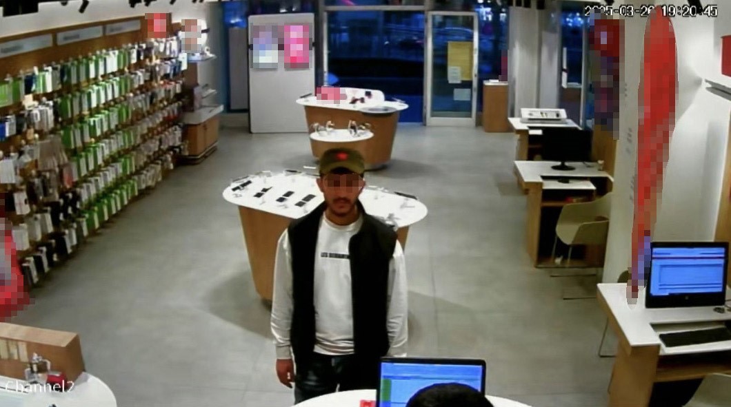 SULTANGAZİ’DE "ELDEN TAKSİT VAR MI" DİYEREK TELEFON ÇALDI: O ANLAR KAMERADA