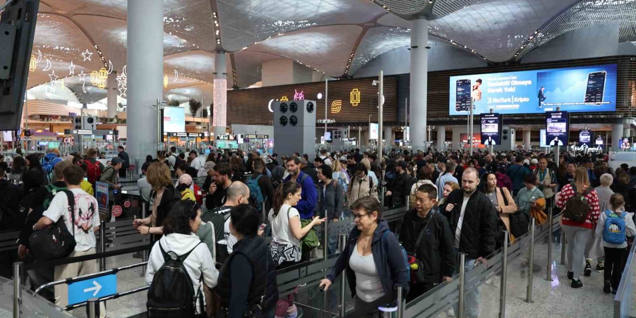 İSTANBUL HAVALİMANI’NDA BAYRAM YOĞUNLUĞU