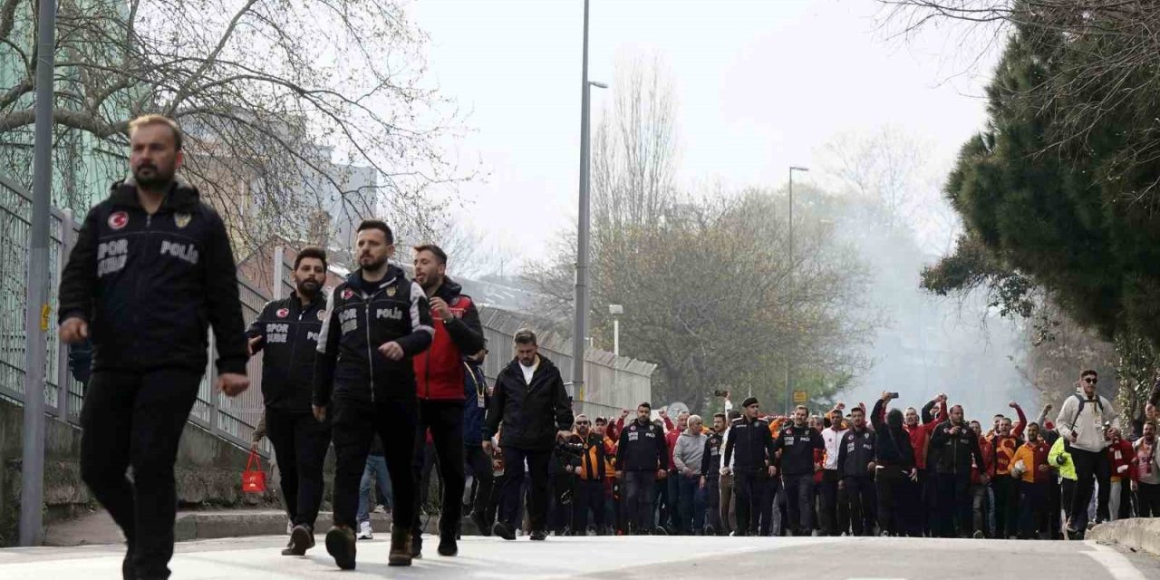 GALATASARAY TARAFTARI, DOLMABAHÇE’YE GELDİ