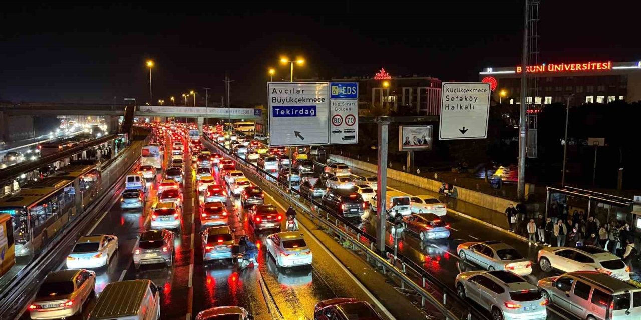 İSTANBUL’DA BAYRAMDA TRAFİK YOĞUNLUĞU YAĞMURUN ETKİSİYLE YÜZDE 74’E YÜKSELDİ
