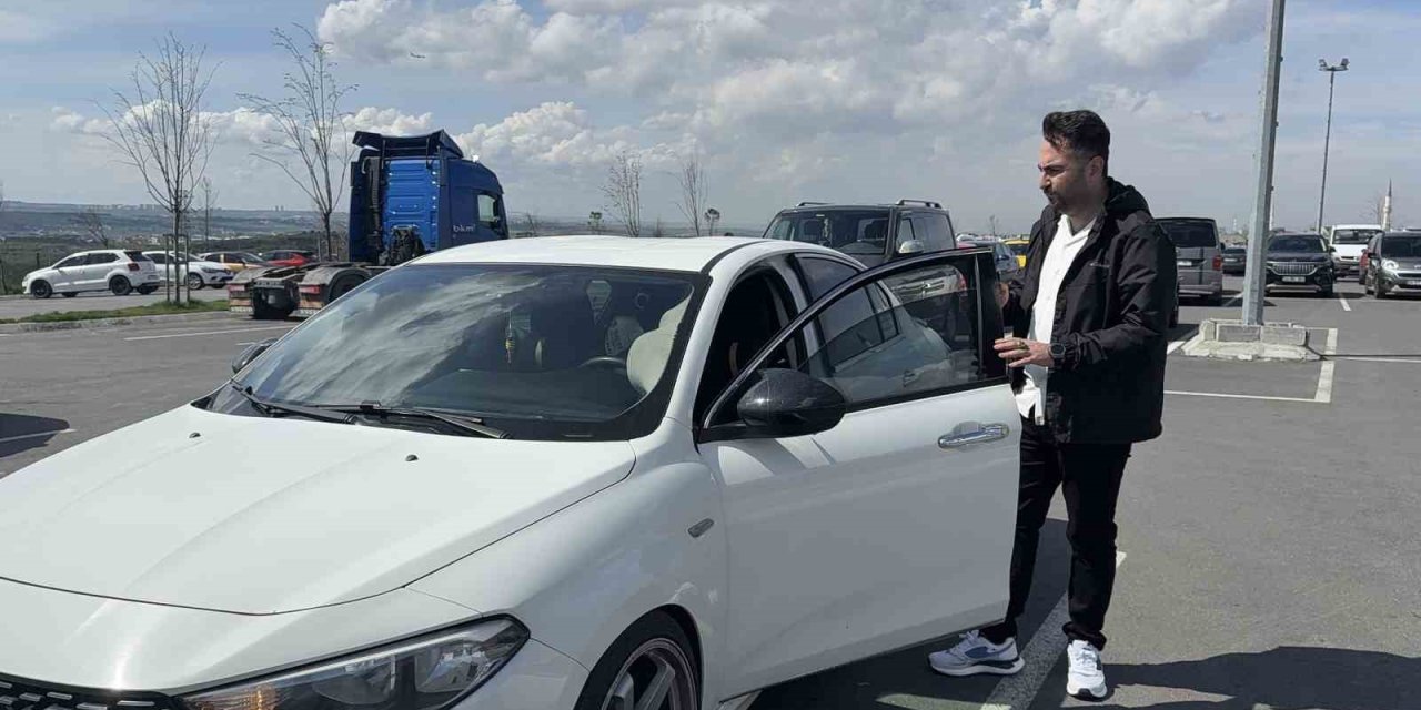 İSTANBUL’DA İLGİNÇ OLAY, ÇARPIP HASAR VERDİĞİ ARACI KENDİ TAMİR ETTİ