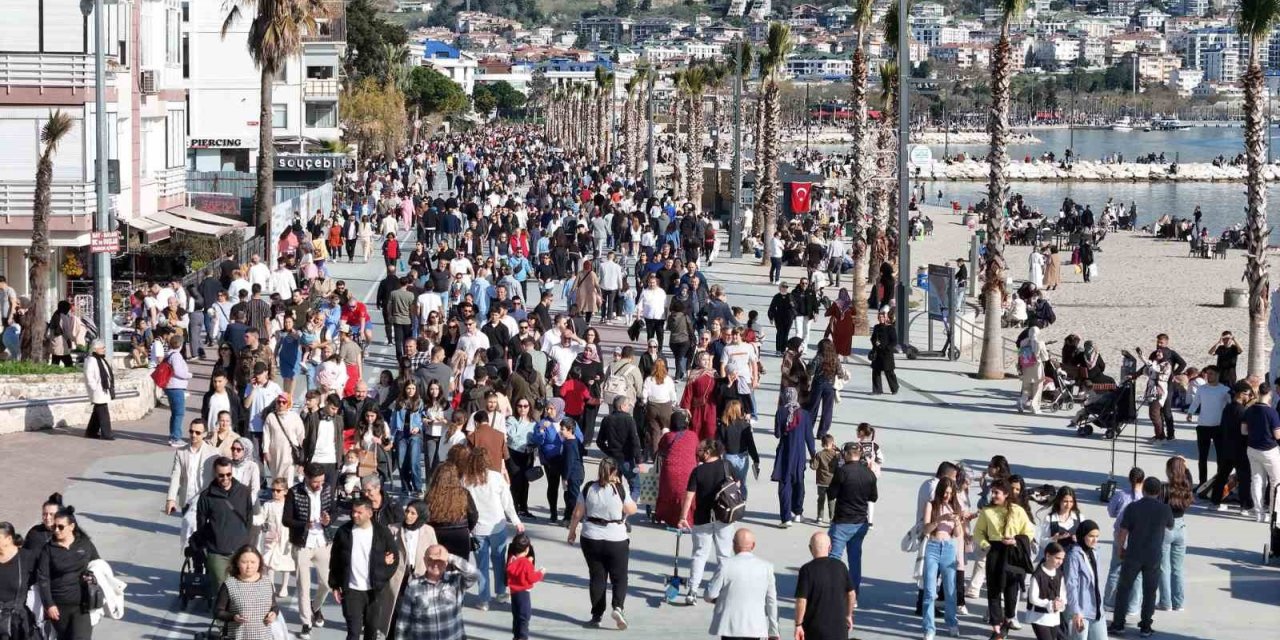 İSTANBULLULAR, RAMAZAN BAYRAMI’NDA BÜYÜKÇEKMECE SAHİLLERİNE AKIN ETTİ