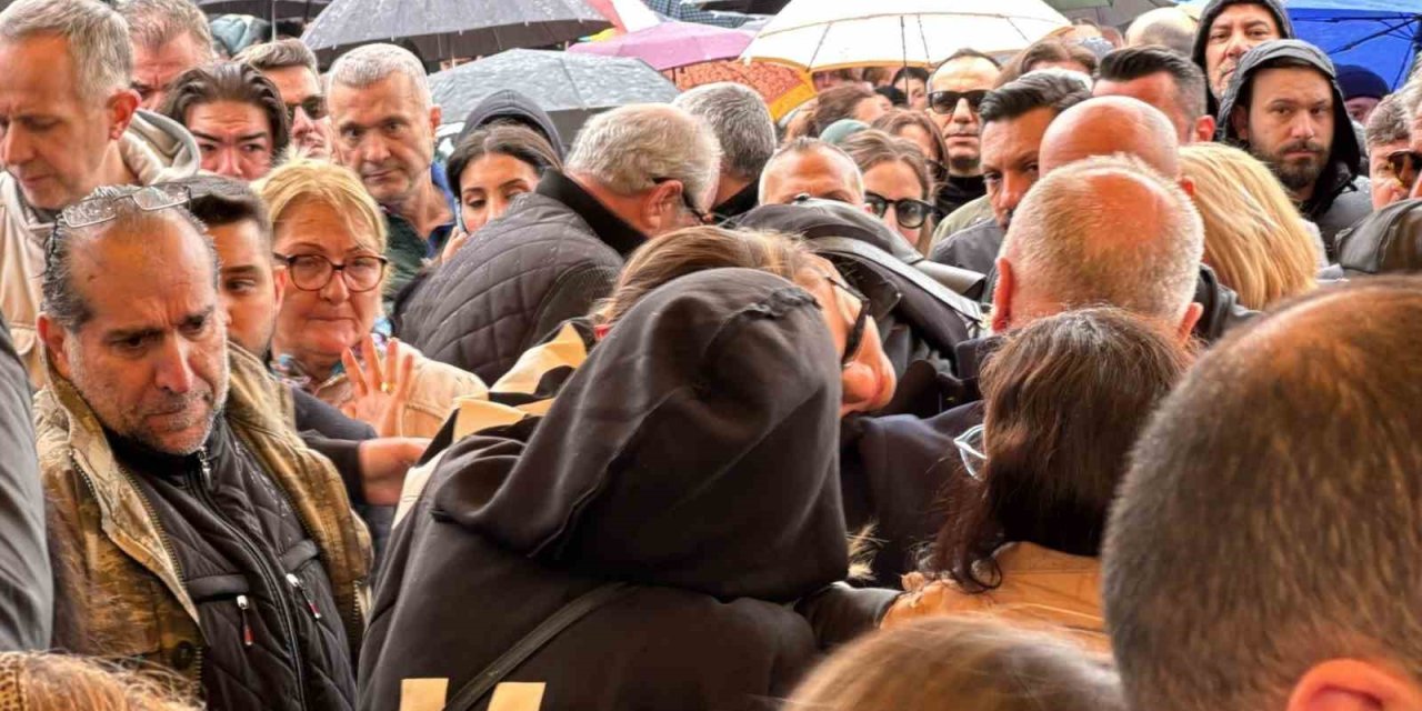 VOLKAN KONAK’IN KIZI ŞİMAL KONAK CENAZE TÖRENİNDE FENALAŞTI