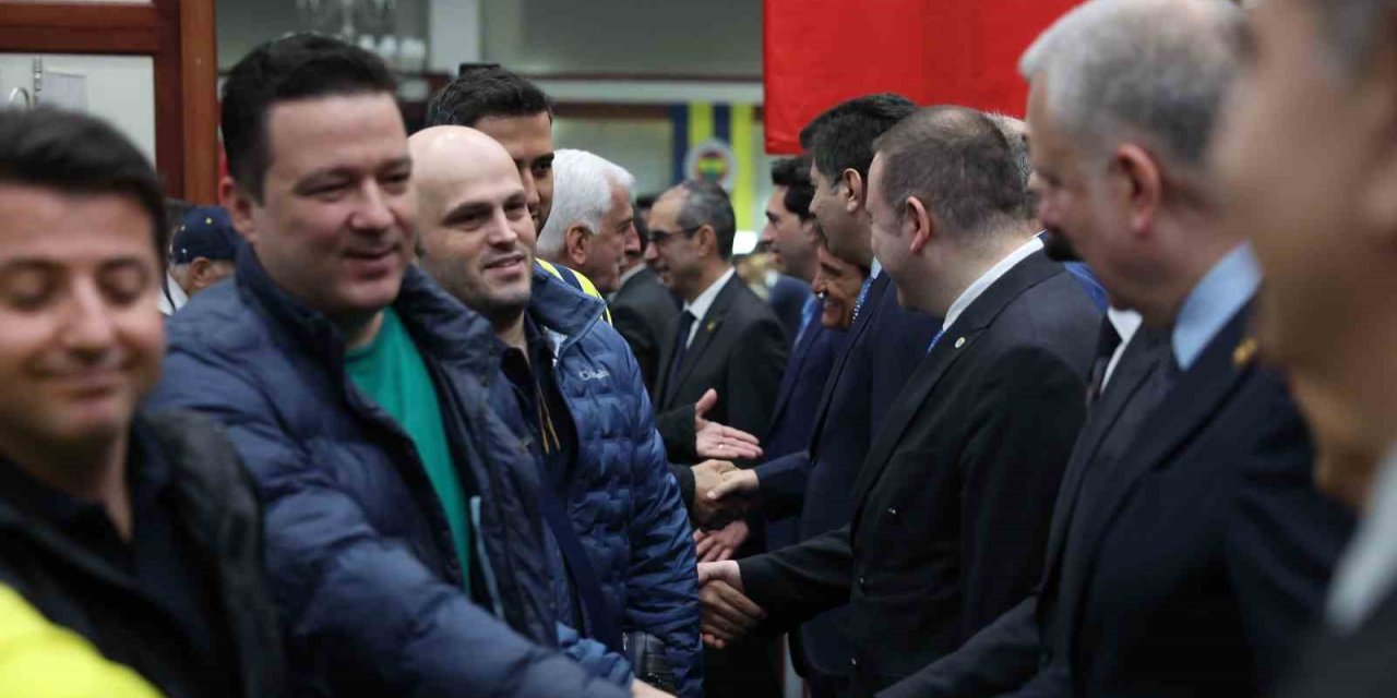 FENERBAHÇE’DE GELENEKSEL BAYRAMLAŞMA TÖRENİ YAPILDI