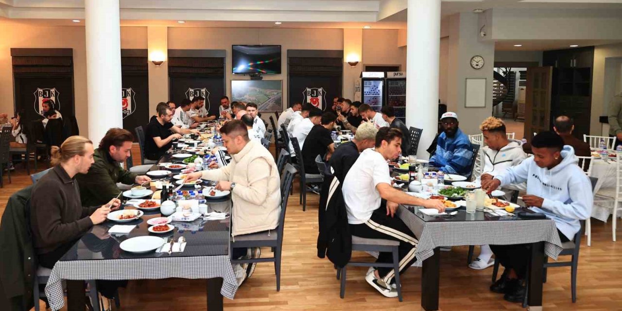 BAŞKAN SERDAL ADALI, TAKIMLA BAYRAMLAŞTI