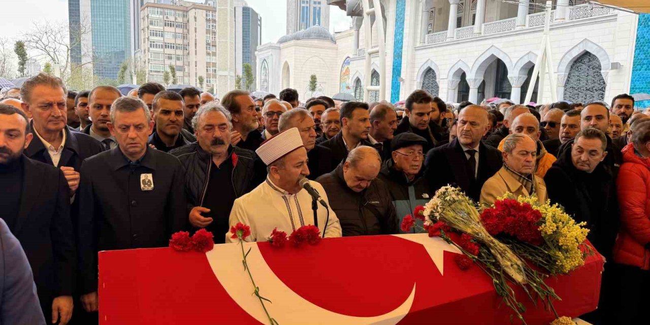 ÜNLÜ SANATÇI VOLKAN KONAK İÇİN İSTANBUL’DA CENAZE TÖRENİ DÜZENLENDİ