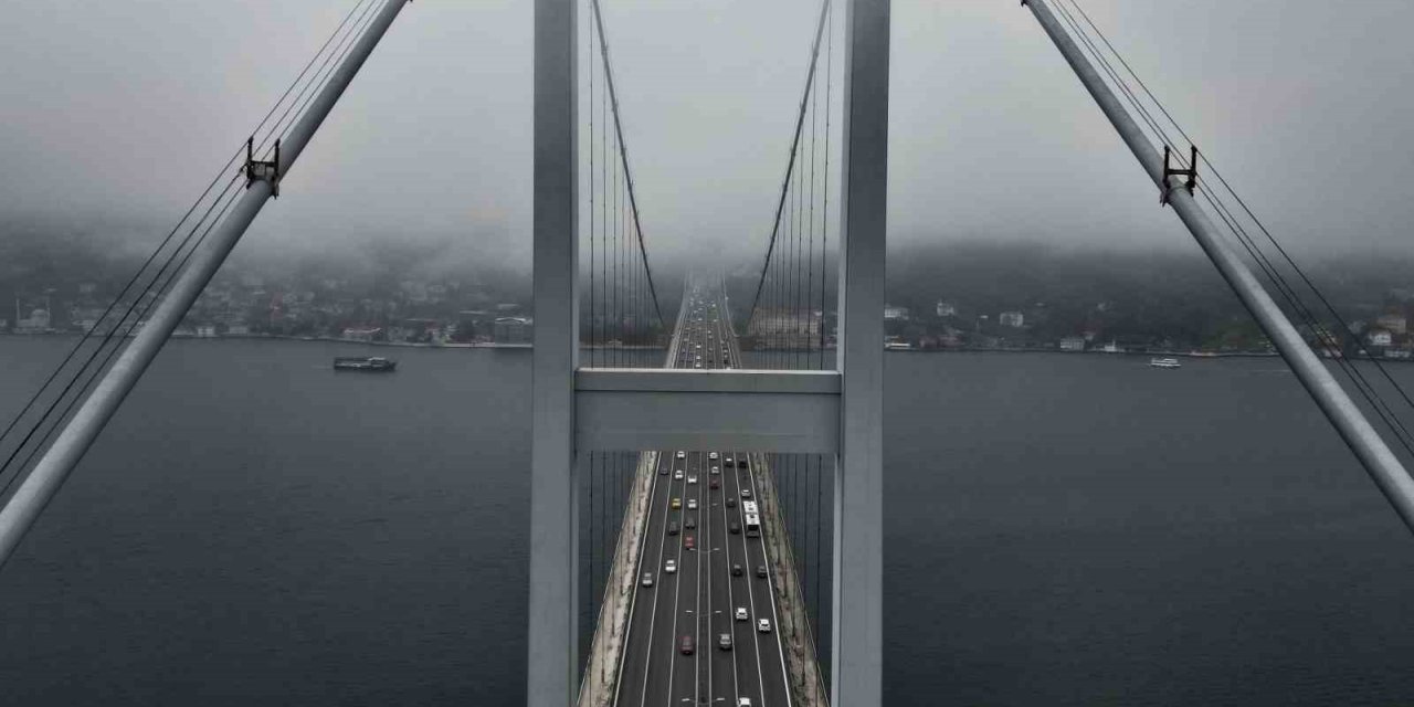 İSTANBUL BOĞAZ’INDA SİS SABAH SAATLERİNDE ETKİLİ OLDU