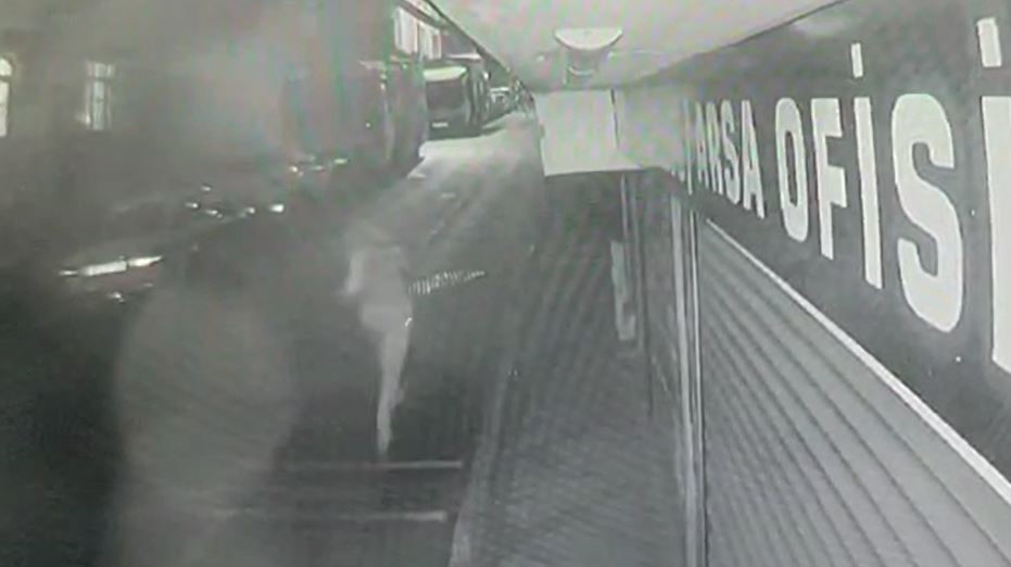 BEKÇİYİ YARALAYAN ŞAHISLARDAN BİRİNİN KAÇIŞ ANI KAMERADA