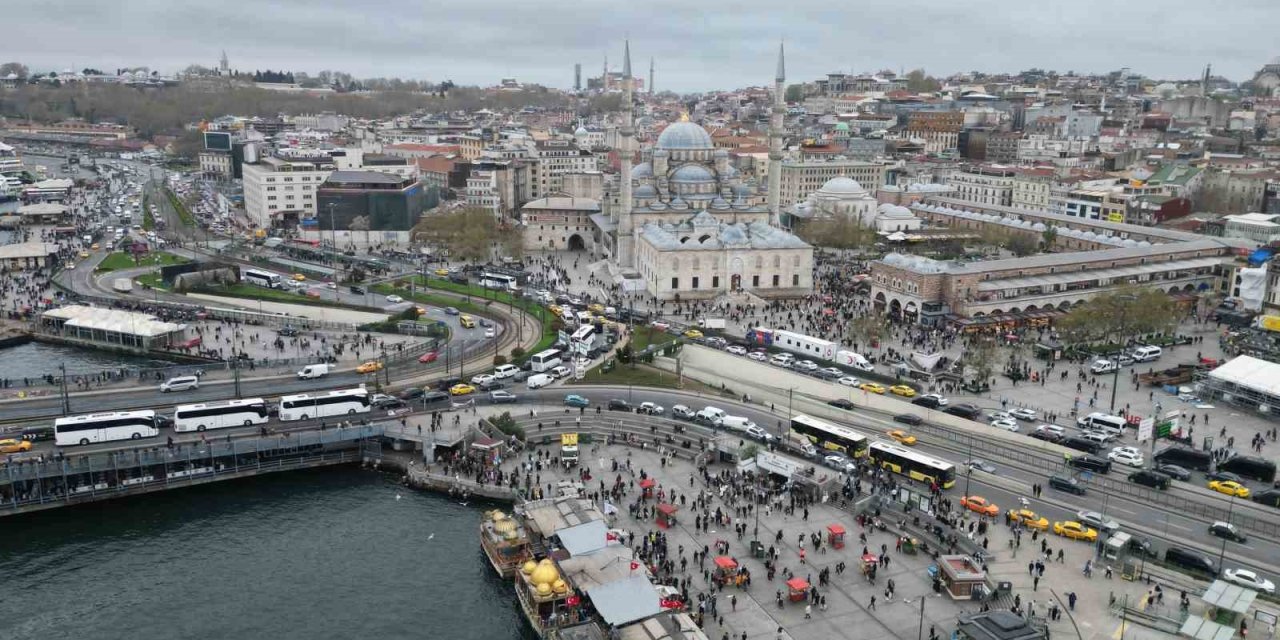 EMİNÖNÜ’NDE ALIŞVERİŞ YOĞUNLUĞU HAVADAN GÖRÜNTÜLENDİ