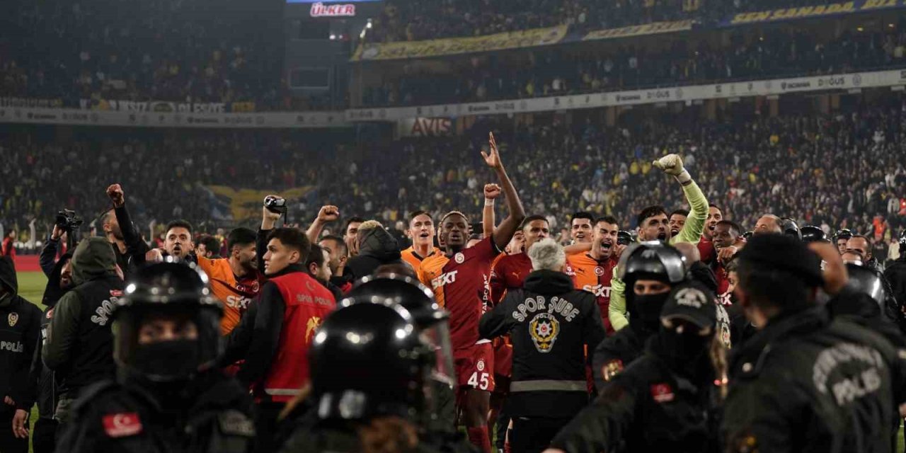 GALATASARAY, DERBİ GALİBİYETİNİ TARAFTARIYLA KUTLADI