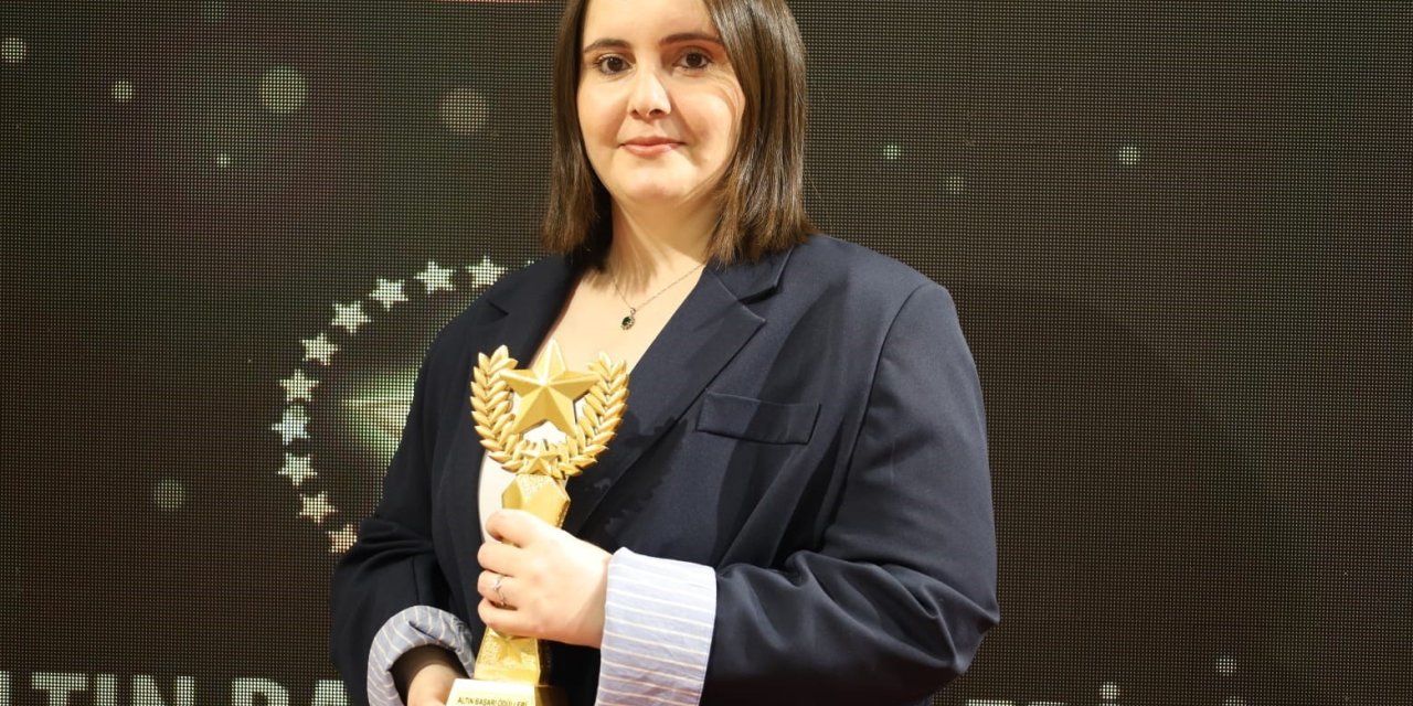 İHA MUHABİRİ ZÖHRE ALAGÖZ’E "YILIN EN İYİ SAVUNMA MUHABİRİ" ÖDÜLÜ