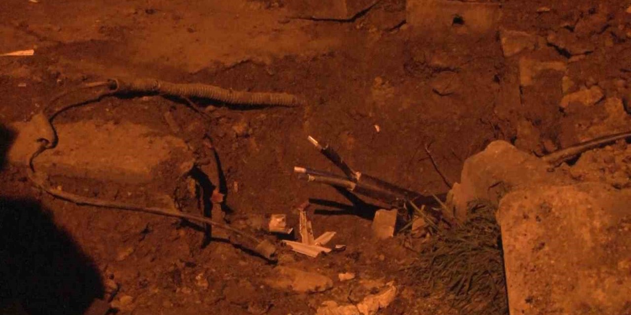 ŞİŞLİ’DE ELEKTRİK KABLOLARINDA MEYDANA GELEN PATLAMALAR VATANDAŞLARI İSYAN ETTİRDİ