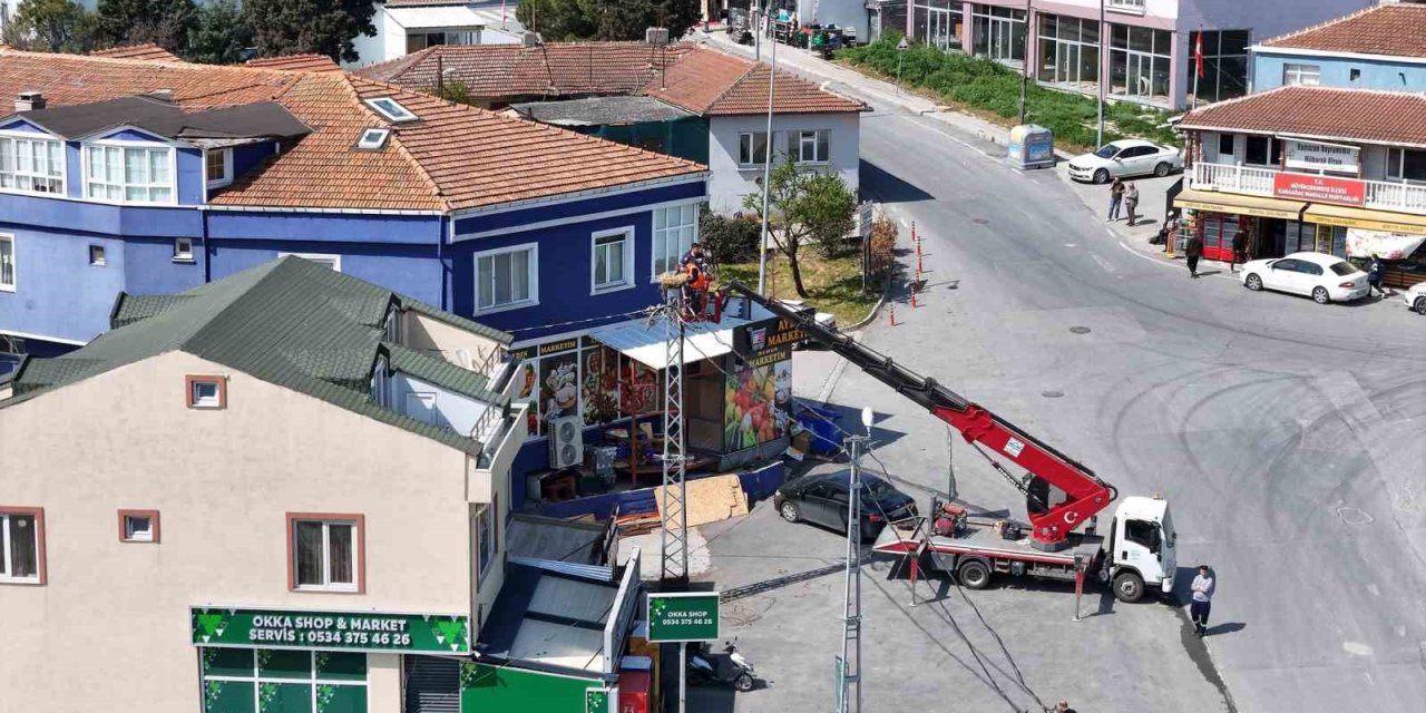 İŞ YERİNİ "KİRLETİYOR" GEREKÇESİYLE LEYLEK YUVASINI KALDIRTAN ESNAFA TUTANAK TUTULDU