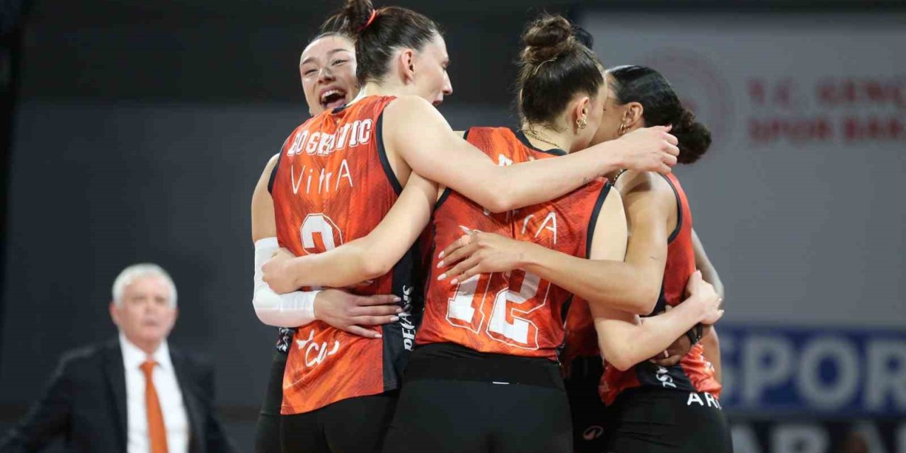 ECZACIBAŞI DYNAVİT, AXA SİGORTA KUPA VOLEY FİNAL BİLETİNİ ALDI