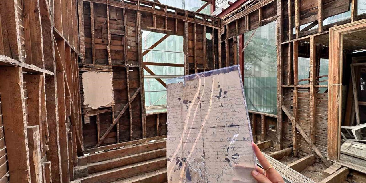 PENDİK’TE MÜZE  RESTORASYONU SIRASINDA DUVARDAN AŞK MEKTUBU ÇIKTI