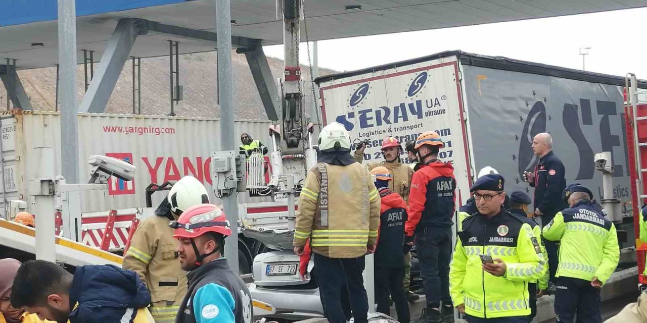 KUZEY MARMARA OTOYOLU’NDA FECİ KAZA: OTOMOBİL TIRIN ALTINA GİRDİ, 4 KİŞİ HAYATINI KAYBETTİ