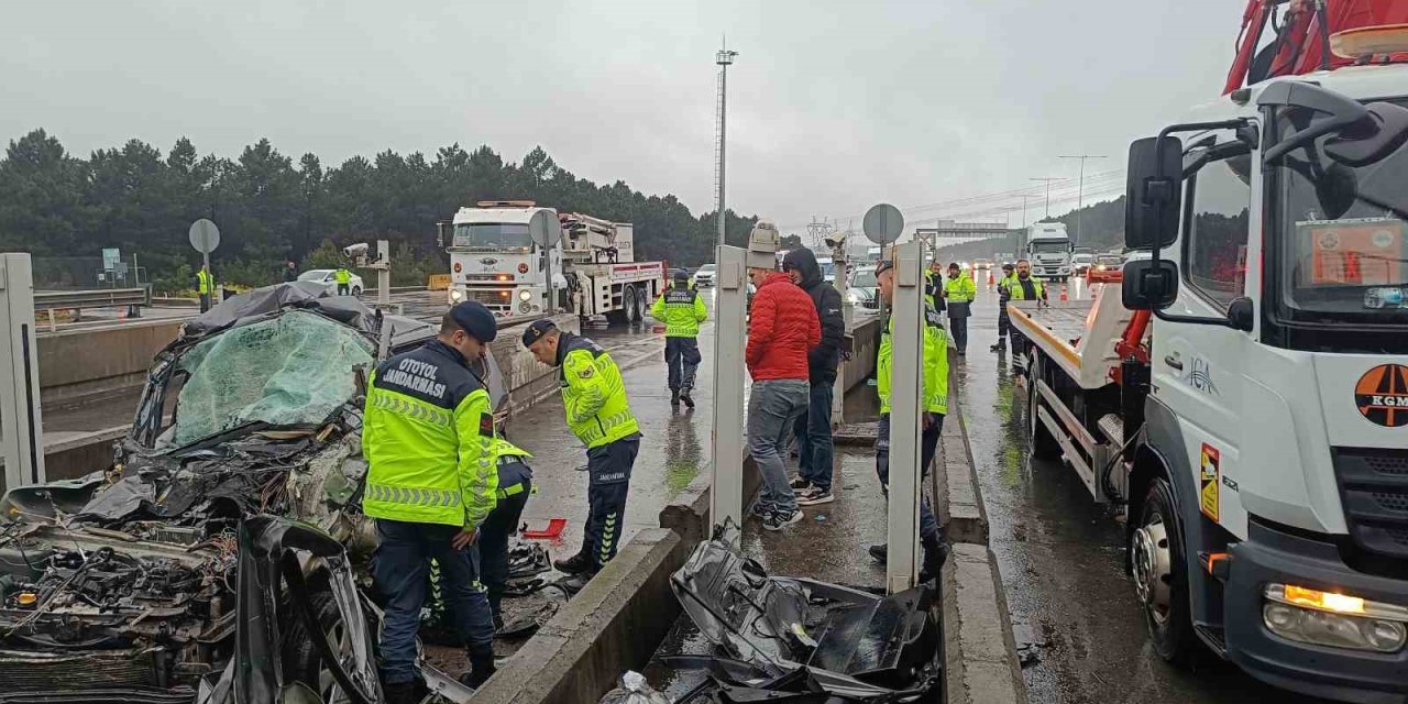 KUZEY MARMARA OTOYOLU GİŞELER’DE ARAÇ TIRIN ALTINA GİRDİ: 1 ÖLÜ
