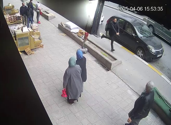 ESENYURT’TA SOKAK ORTASINDA KURŞUN YAĞDIRAN ZANLININ KAÇIŞI KAMERADA