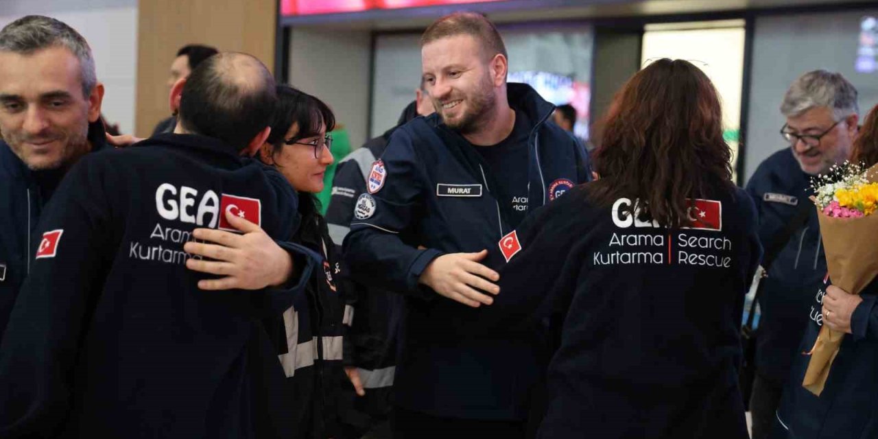 MYNMAR’DA ENKAZ ALTINDAN 2 KİŞİYİ KURTARAN GEA EKİBİ YURDA DÖNDÜ