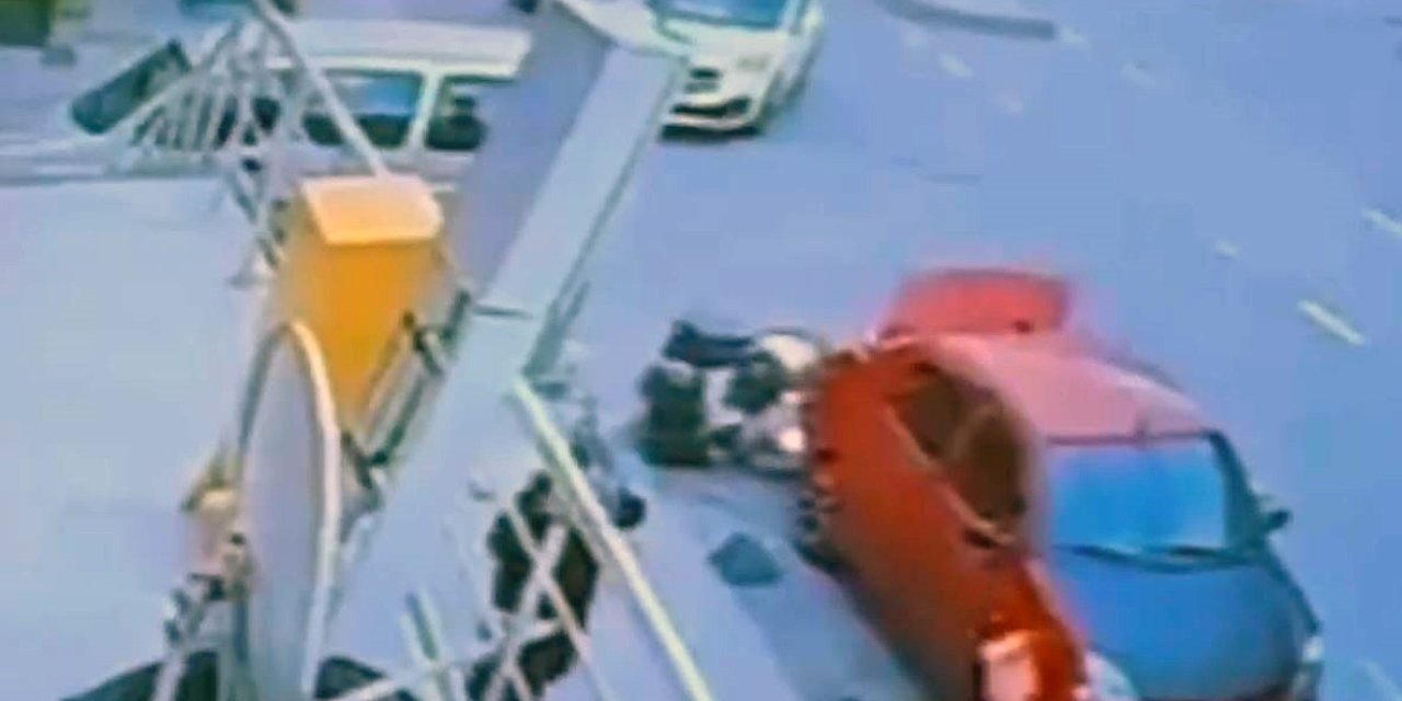 MOTOSİKLETLİ KURYENİN OTOMOBİLE ÇARPMA ANI KAMERADA