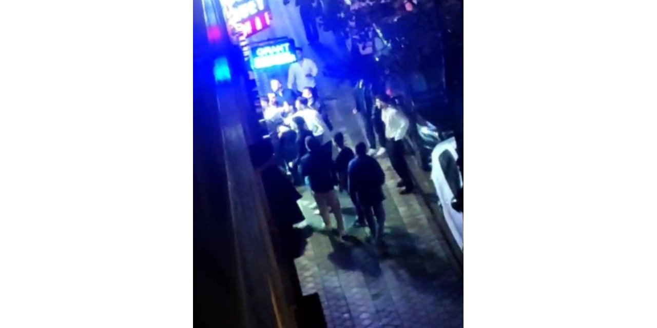 SULTANGAZİ’DE DÜĞÜN SALONU KARIŞTI, KAVGA SOKAĞA TAŞTI: O ANLAR KAMERADA