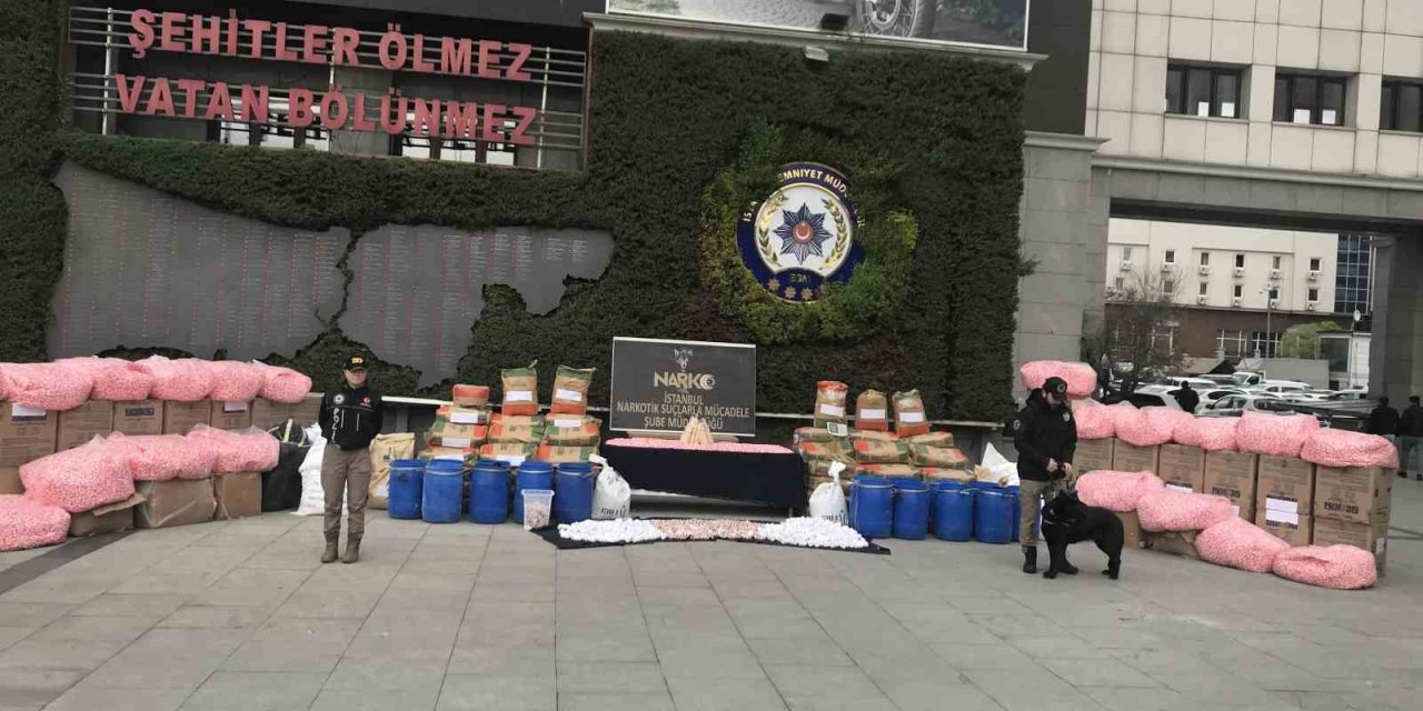 İÇİŞLERİ BAKANI YERLİKAYA’NIN AÇIKLADIĞI UYUŞTURUCU EMNİYETTE SERGİLENDİ