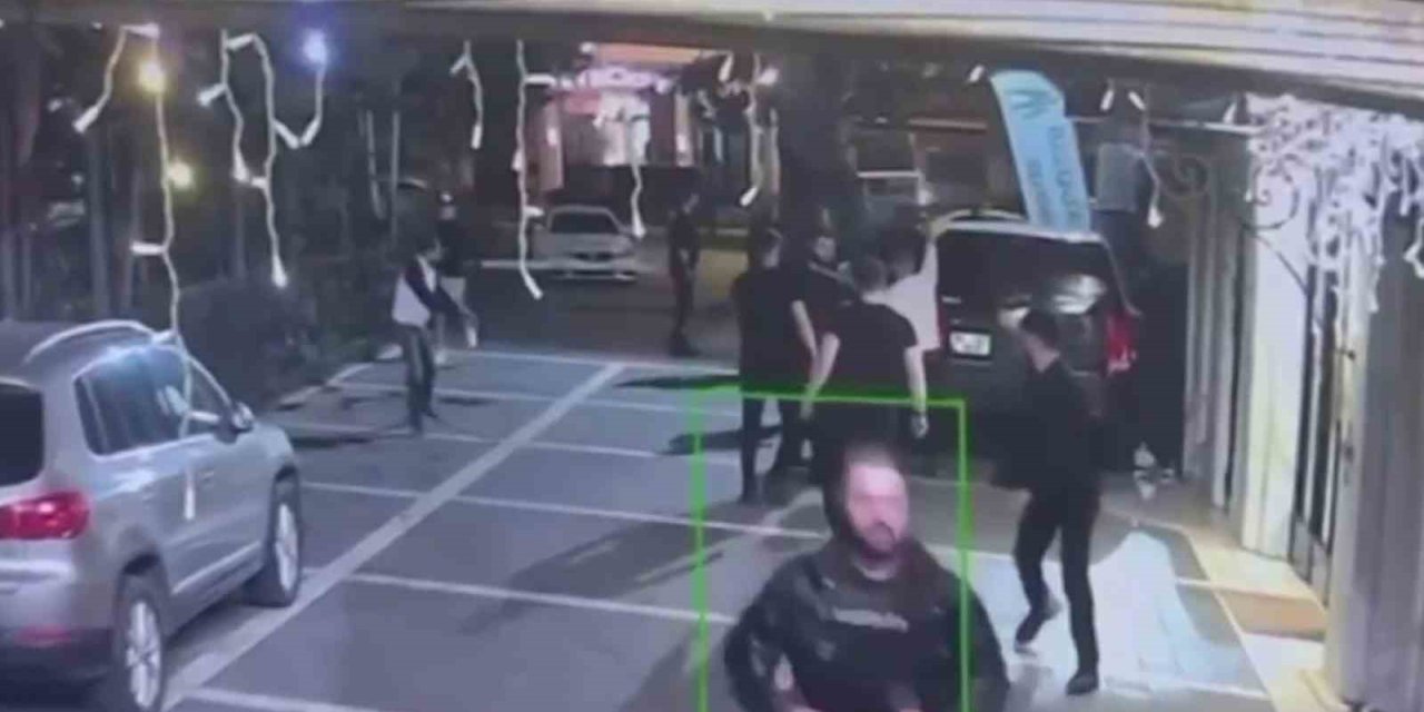 İSTANBUL’UN GÖBEĞİNDE GECE KULÜBÜ ÖNÜNDE SİLAHLI ÇATIŞMA KAMERADA: 1 ÖLÜ, 1 YARALI