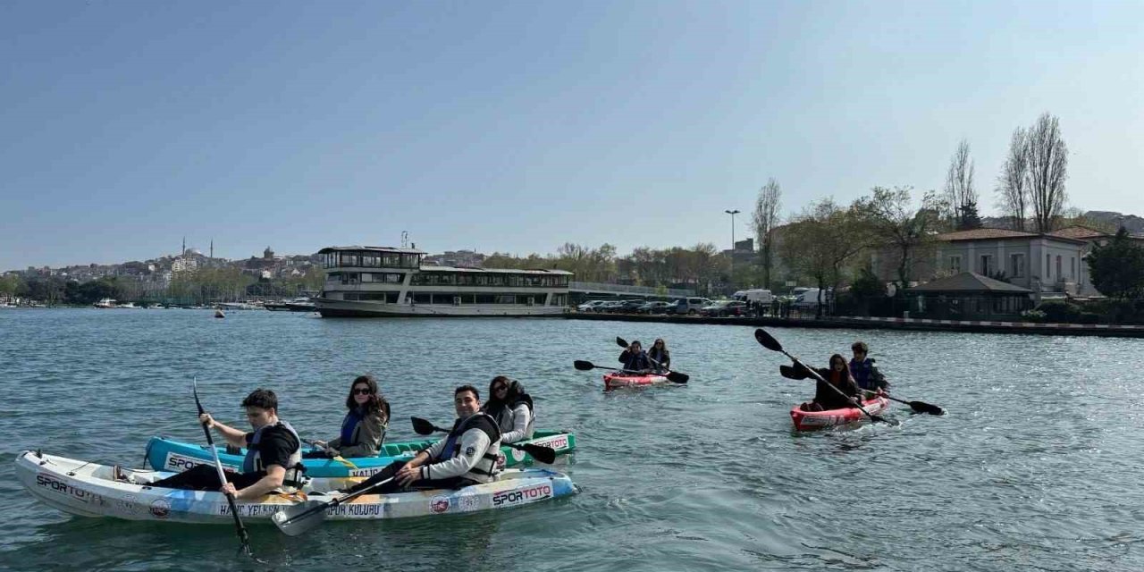 ÜNİVERSİTELİLER, HALİÇ’TE SU SPORLARIYLA BULUŞTU