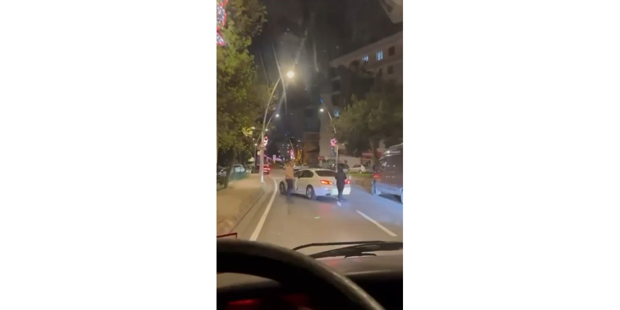 BÜYÜKÇEKMECE’DE YOL KESİP ARACI YUMRUKLAYAN SÜRÜCÜ KAMERADA