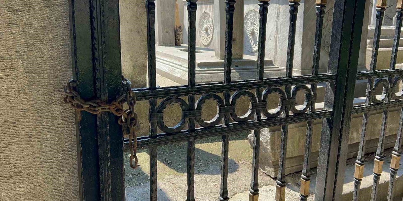 ŞEHZADEBAŞI CAMİİ HAZİRESİ ESKİ GÜNLERİNE DÖNMEYİ BEKLİYOR