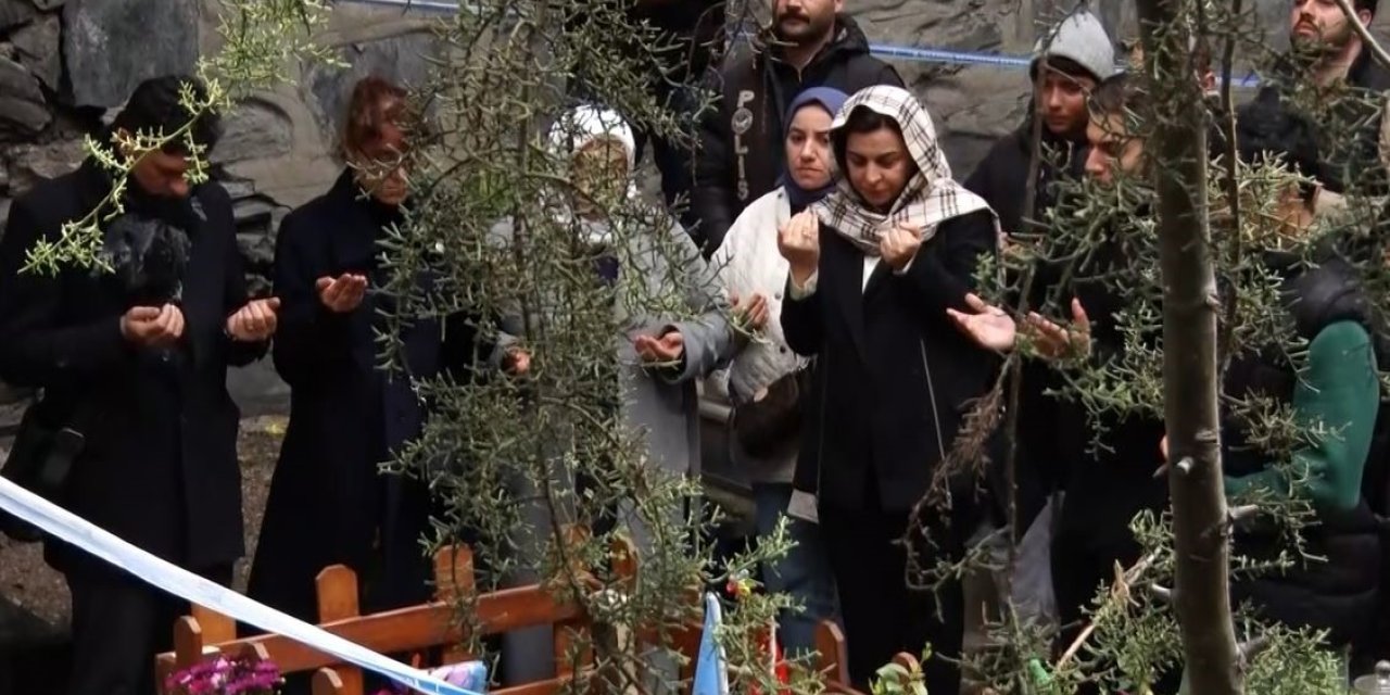 DURUŞMA SONRASI AİLESİNDEN MATTİA AHMET MİNGUZZİ’NİN TAHRİP EDİLEN MEZARINA ZİYARET