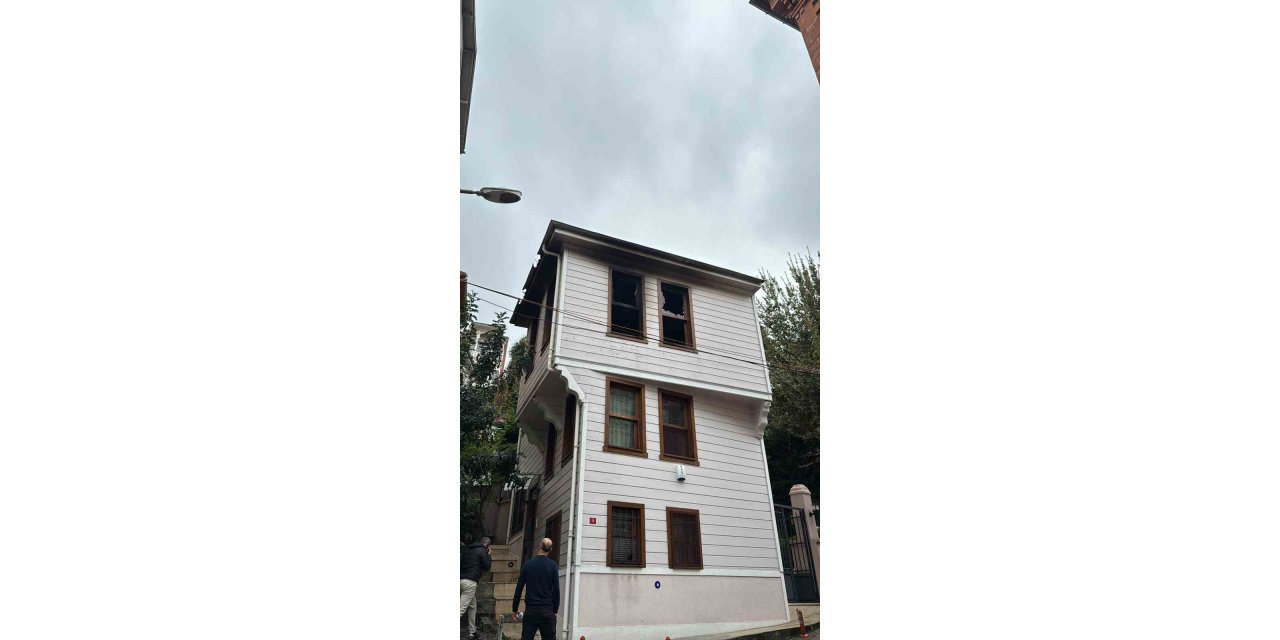 SARIYER’DE AHŞAP BİNADA KORKUTAN YANGIN: MUHTAR YANGINI CANLI YAYINLA DUYURDU