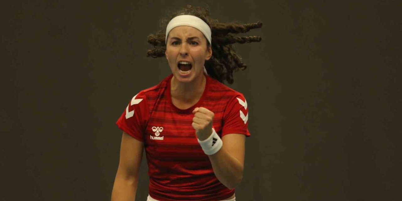 A MİLLİ KADIN TENİS TAKIMI, İSVEÇ’İ 2-1 MAĞLUP ETTİ