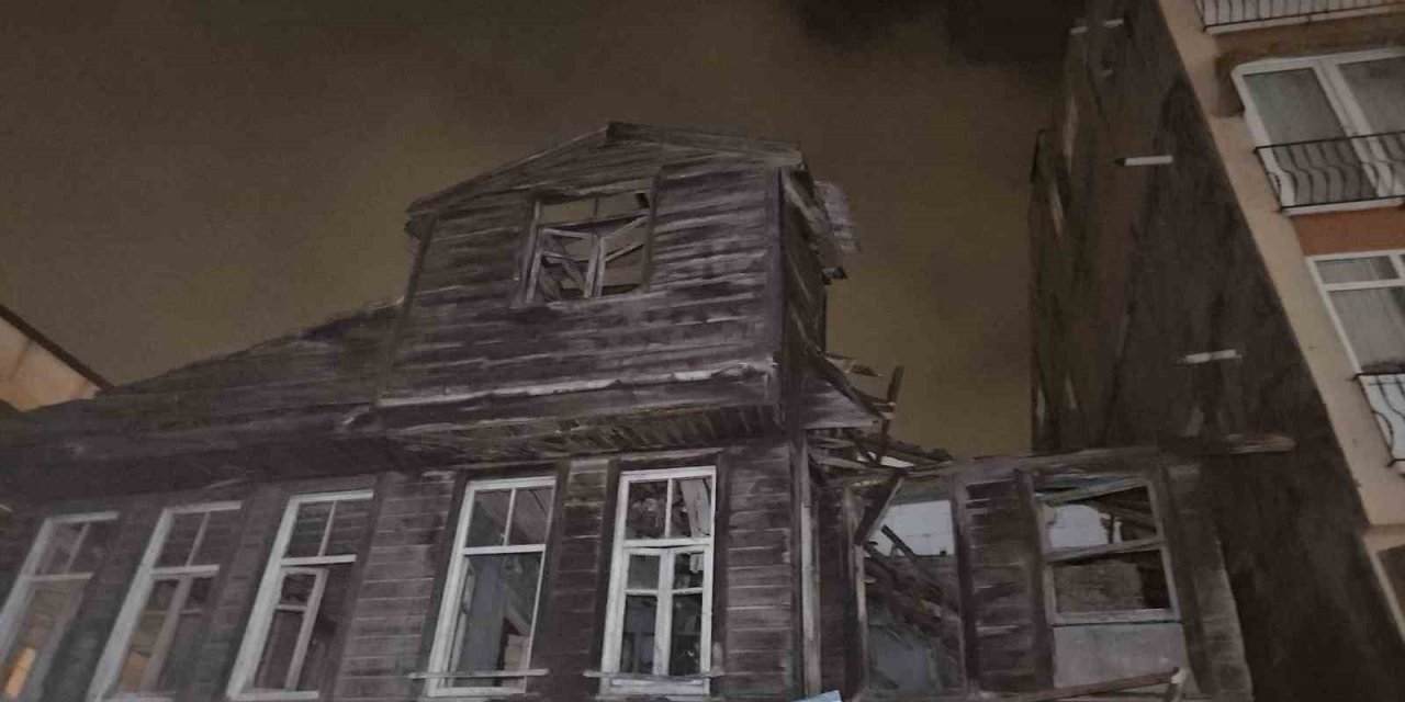 İSTANBUL’U LODOS VURDU: BEYOĞLU’NDA BİNA ÇÖKTÜ, KAĞITHANE’DE ÇATI UÇTU