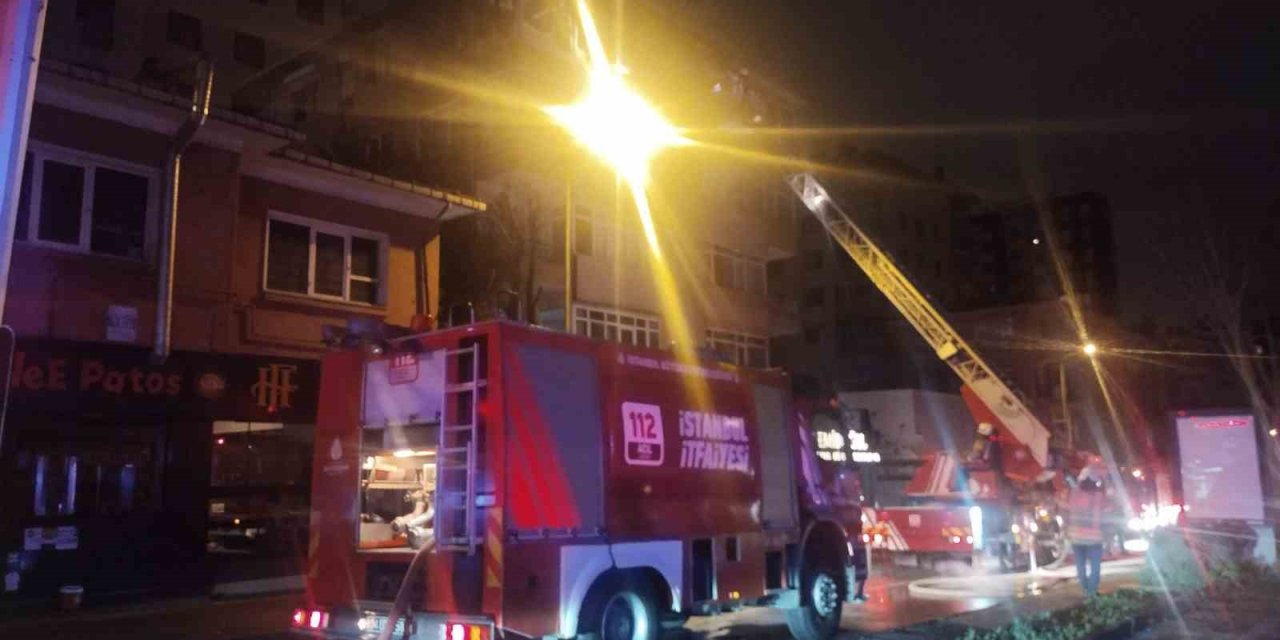 KADIKÖY’DE 4 KATLI BİNADA YANGIN: 2 KİŞİ DUMANDAN ETKİLENDİ