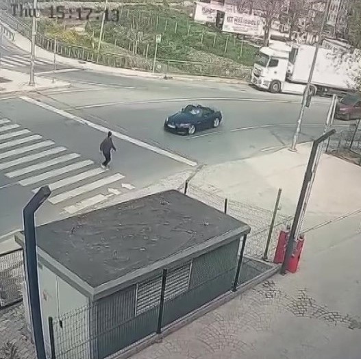PENDİK’TE BİR SÜRÜCÜ, YAYA GEÇİDİNDEKİ KİŞİNİN ÜZERİNE OTOMOBİLİNİ SÜRDÜ
