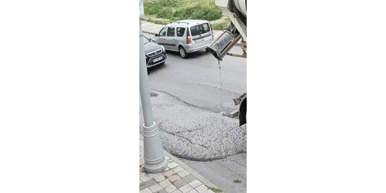 SULTANGAZİ’DE MİKSERDEN DÖKÜLEN BETON SÜRÜCÜLERE ZOR ANLAR YAŞATTI: O ANLAR KAMERADA