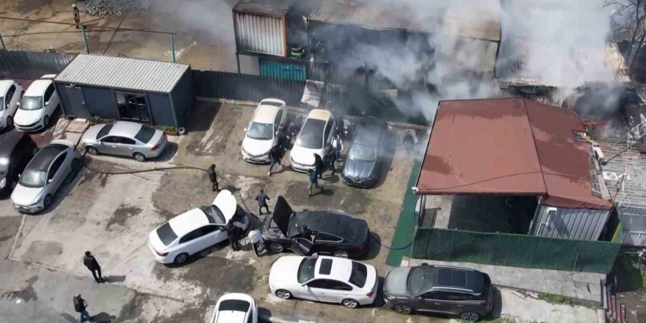 BAŞAKŞEHİR’DEKİ YANGINDAN ARAÇLARI VE KURBANLIKLARI BÖYLE KURTARMAYA ÇALIŞTILAR