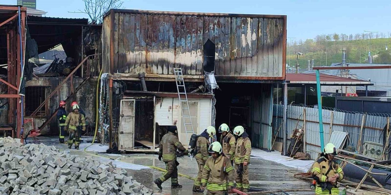 BAŞAKŞEHİR’DEKİ KİMYA DEPOSU YANGINI 3 SAAT SONRA KONTROL ALTINA ALINDI