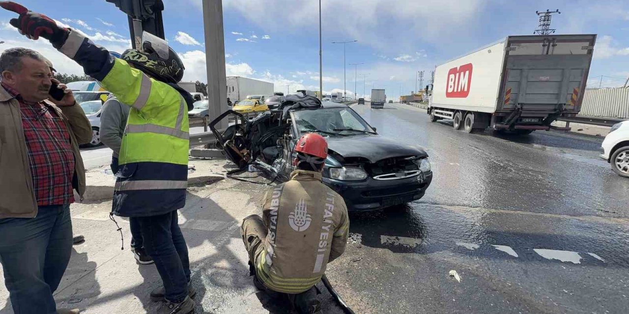 ARNAVUTKÖY’DE İLGİNÇ KAZA: KENDİSİNE YEŞİL YANDIĞINI DÜŞÜNEN SÜRÜCÜ YOLA ATLADI, 2 YARALI