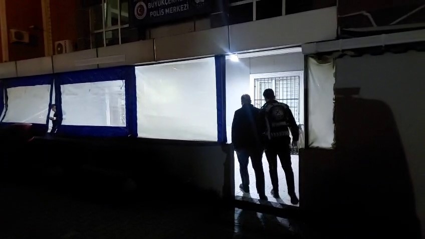 BÜYÜKÇEKMECE’DE YOL KESİP ARACI YUMRUKLAYAN SÜRÜCÜ YAKALANDI