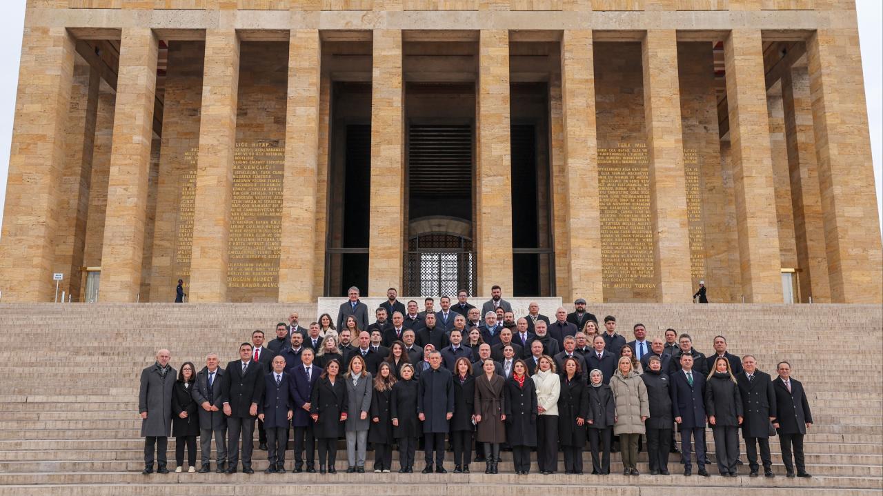 CHP Lideri Özgür Özel, PM ve YDK Üyeleriyle Birlikte Anıtkabir'i Ziyaret Etti