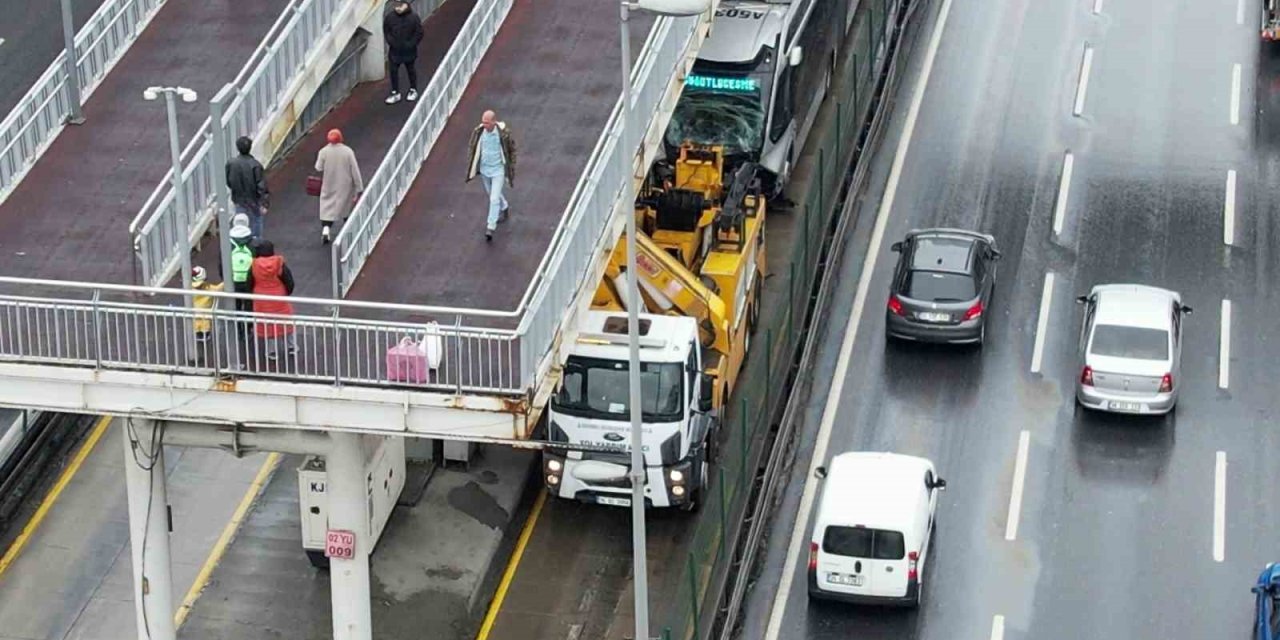 AVCILAR’DA METROBÜS KAZASI: 16 HAFİF YARALI