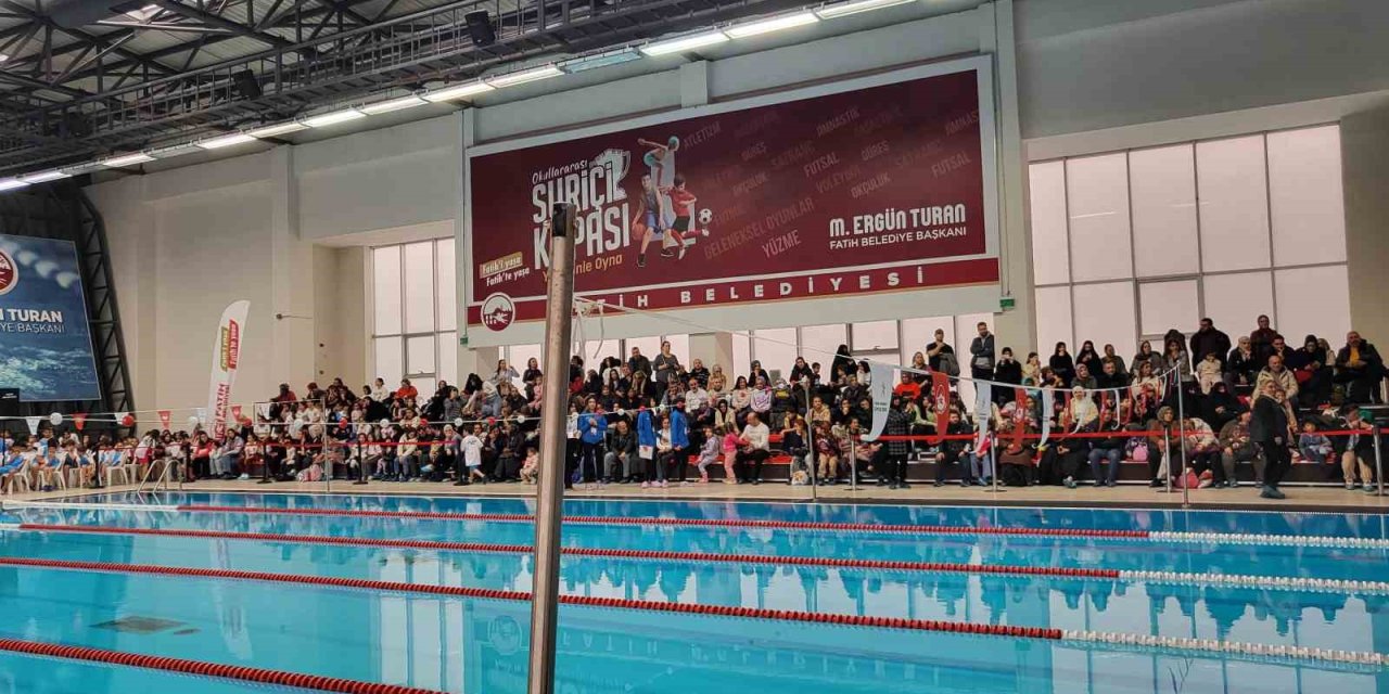 FATİH’TE 4. GELENEKSEL ÇOCUKLAR YÜZME YARIŞMASI DÜZENLENDİ