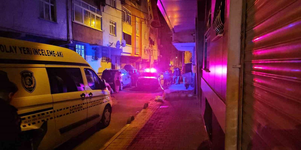 KÜÇÜKÇEKMECE’DE MOTOSİKLETLİ İKİ KİŞİ EVİ KURŞUNLADI